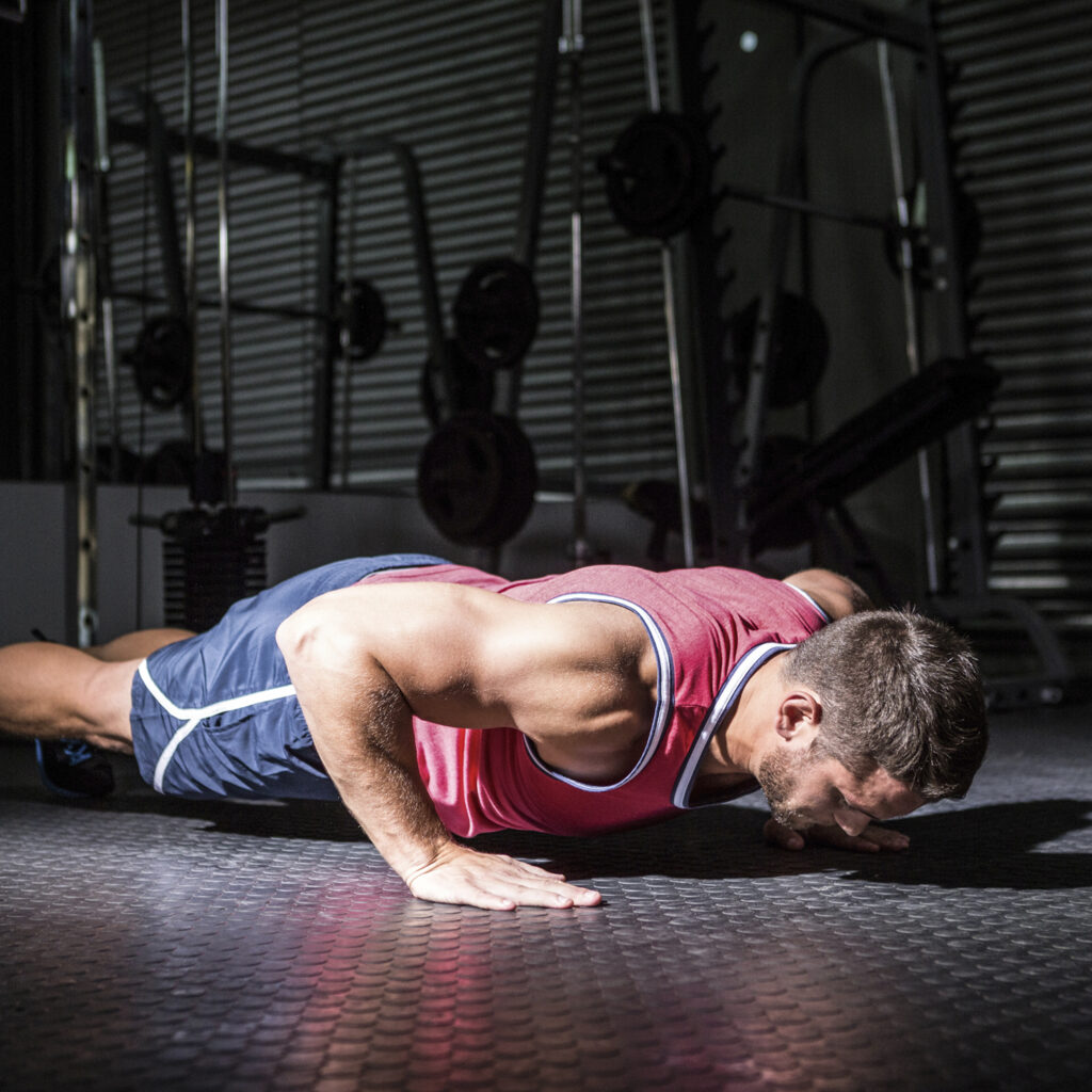 Séance de gainage dans le programme de sport polyvalent